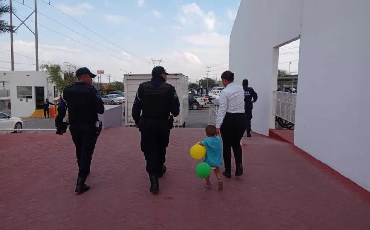 Rescatan a niño de 2 años que deambulaba solo en calles de Escobedo / Especial