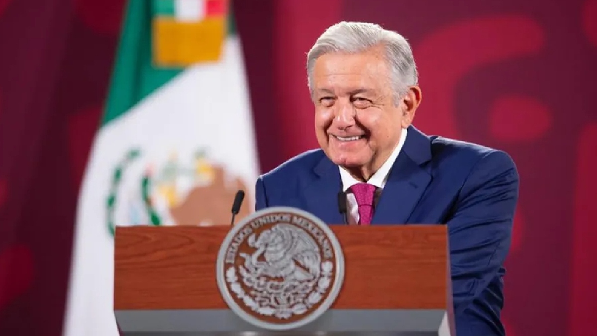 AMLO pide liberar el Zócalo para marcha contra la reforma electoral