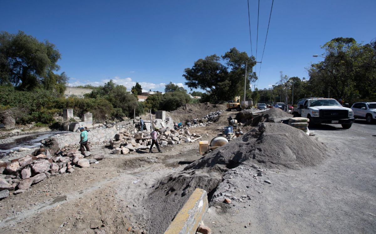 Avanzan trabajos sobre muro del puente en Bulevar Suárez de Puebla | Andrés Lobato