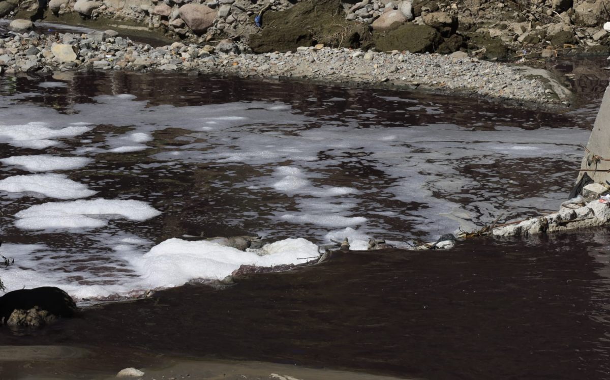 Contaminación en el Río Alseseca esta mañana, este cuerpo de agua forma parte de la cuenca del Río Atoyac |  Andrés Lobato Press