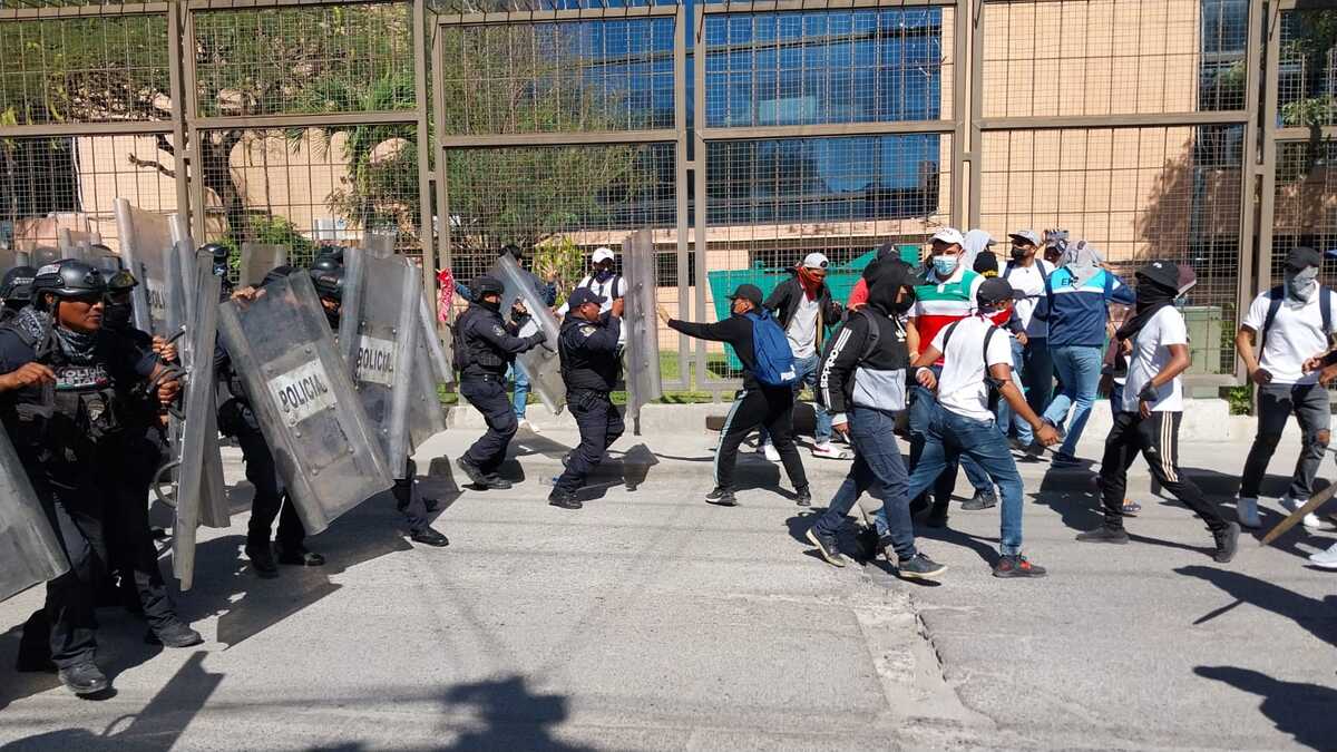 Hubo un breve intercambio de golpes entre estudiantes y normalistas. | Especial