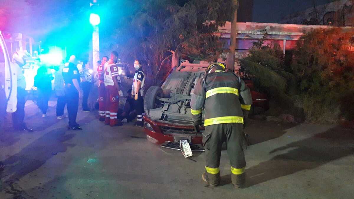 La volcadura ocurrió alrededor de las 18:30 horas de este miércoles.