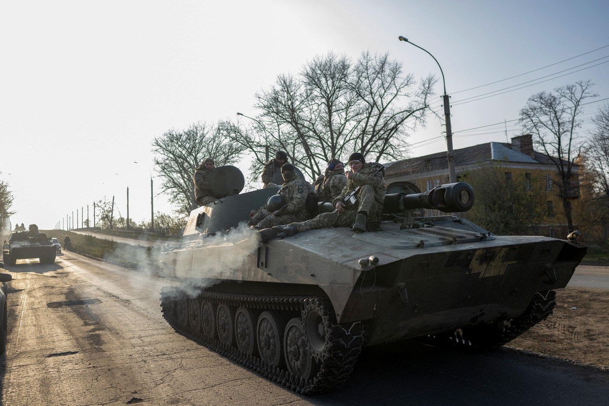 Soldados ucranianos viajan en una artillería autopropulsada 2S1 Gvozdika en las afueras de Bakhmut. (AFP)