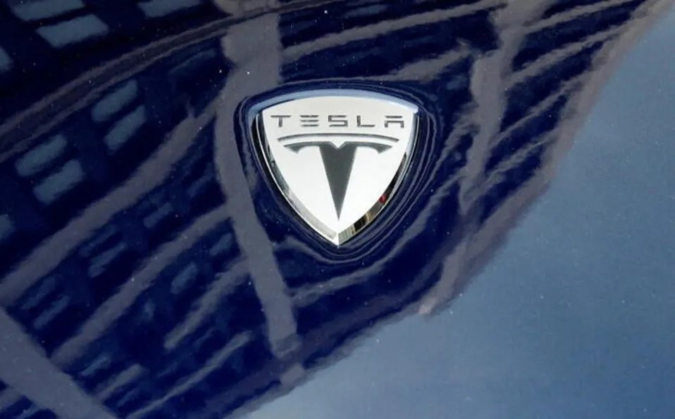 Tesla llama a revisión 40 mil vehículos por posible problema de dirección en EU