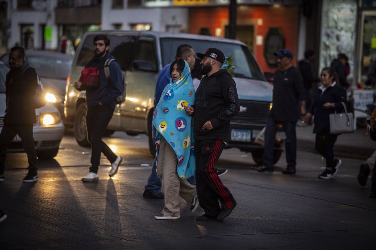 En Tijuana, las personas se cubren con cobijas por el frío. (Cuartoscuro)