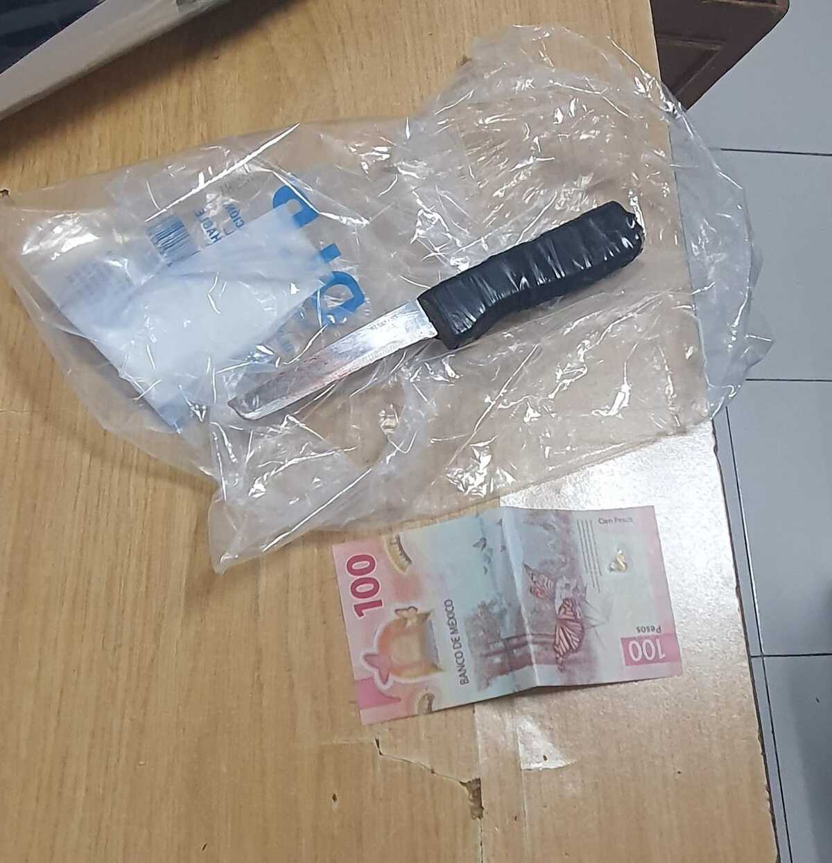 El arma y dinero encontrados al presunto asaltante. (Especial)