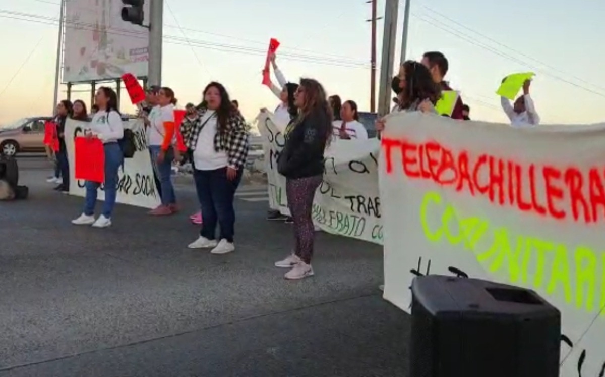 Docentes del Telebachillerato de BCS bloquean una de las principales vías de comunicación del municipio de La Paz