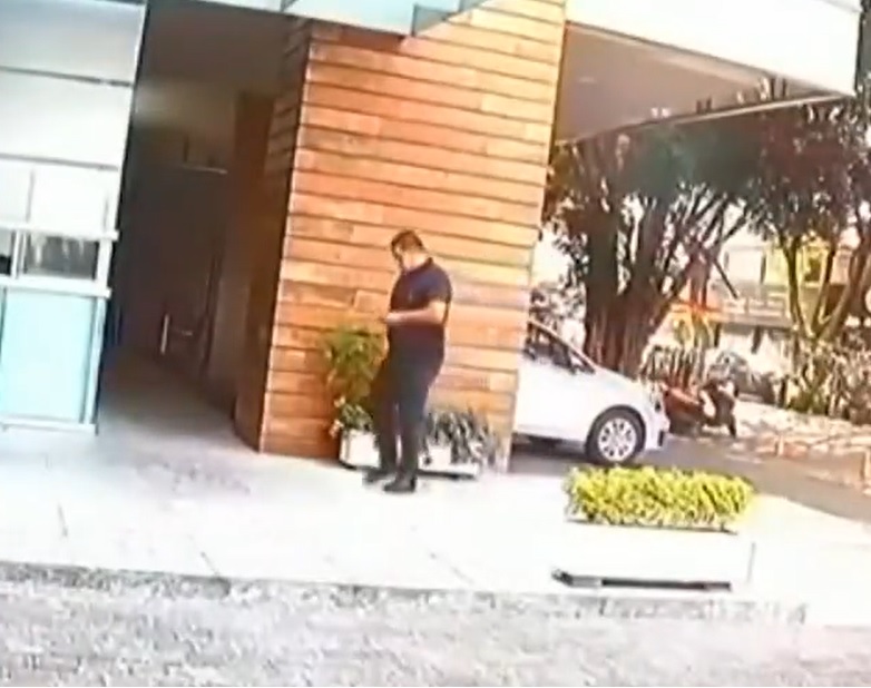El chofe estuvo 15 minutos con su jefe.