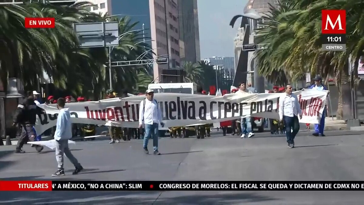 Marchan estudiantes de la FNERRR hacia el Zócalo en CdMx