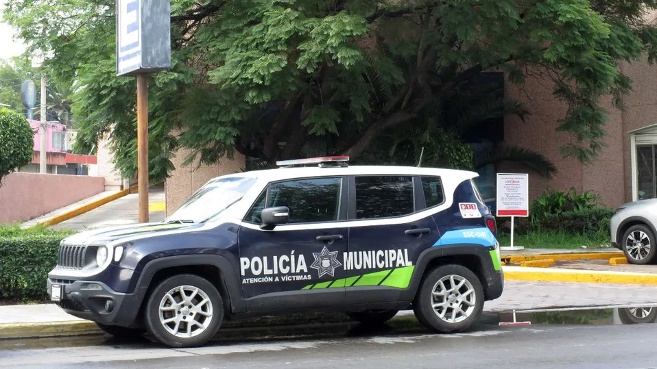 Policías golpean a estudiante de la BUAP tras "confundirlo" con asaltante | VIDEO