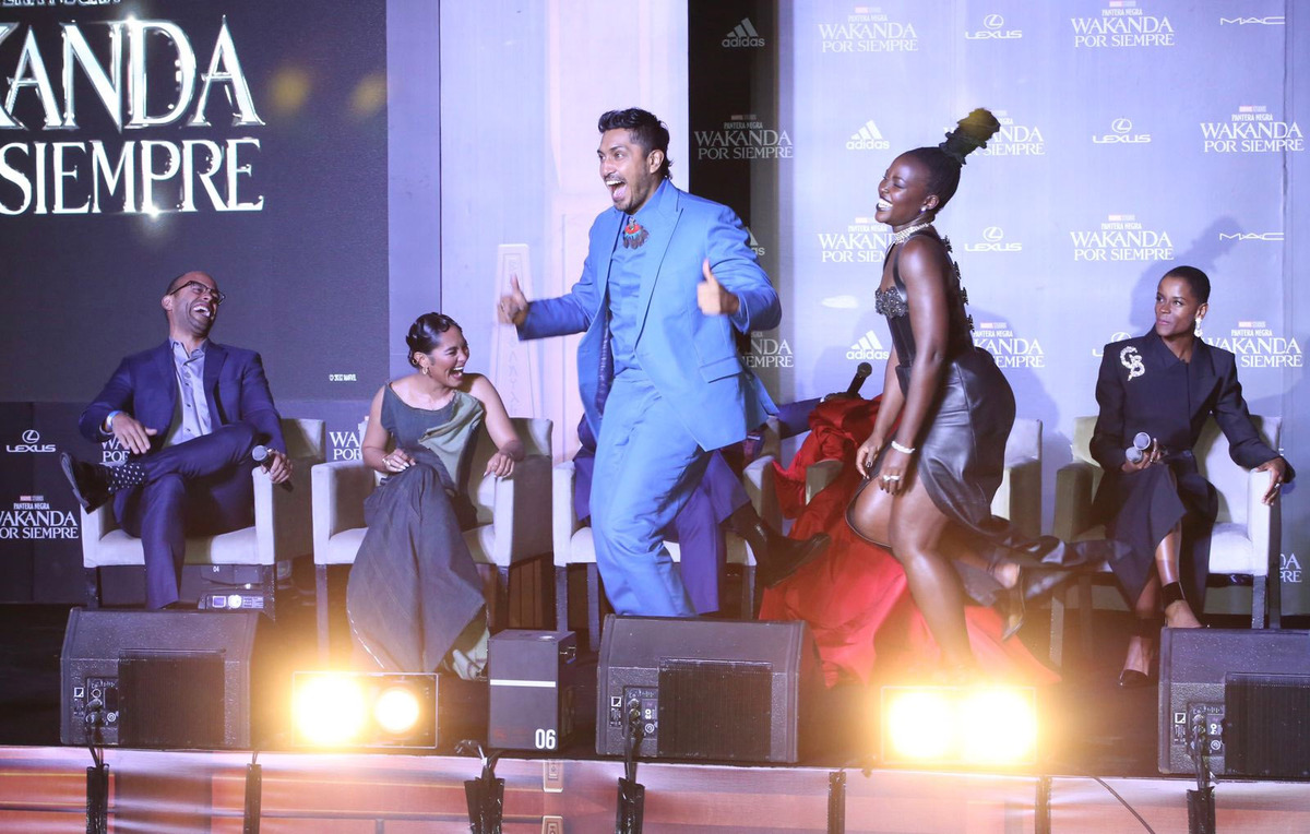 Tenoch Huerta baila con Lupita Nyng’o en premier de 'Black Panther 2'. | Ariel Ojeda