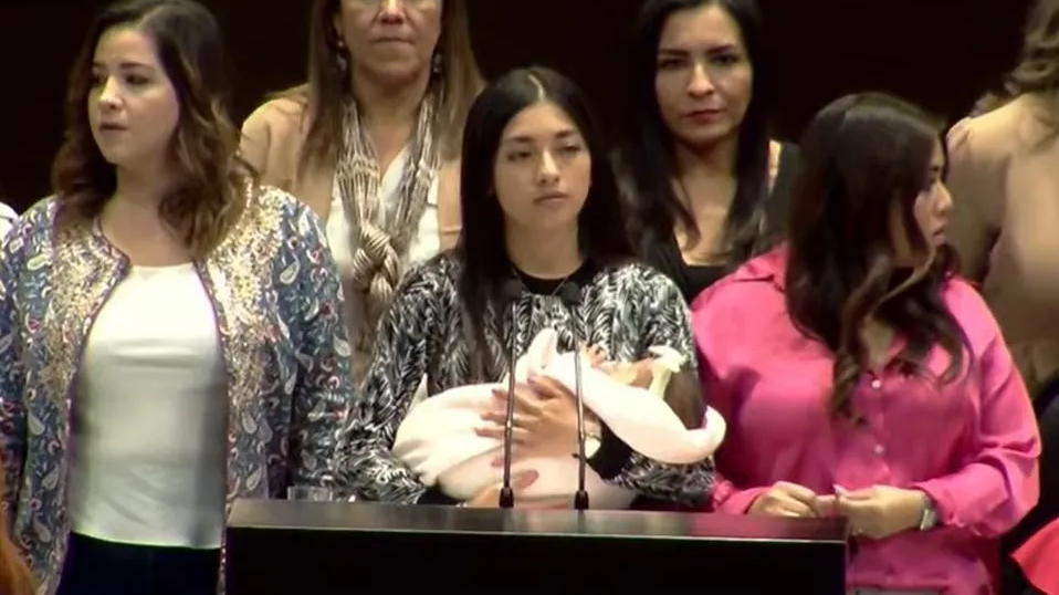 Con bebé en brazos, diputada del PAN sube a la tribuna en San Lázaro