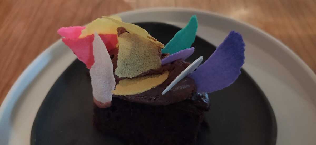 Al final un colorido postre coronó la convivencia en el restaurante Marea. Adriana Jiménez