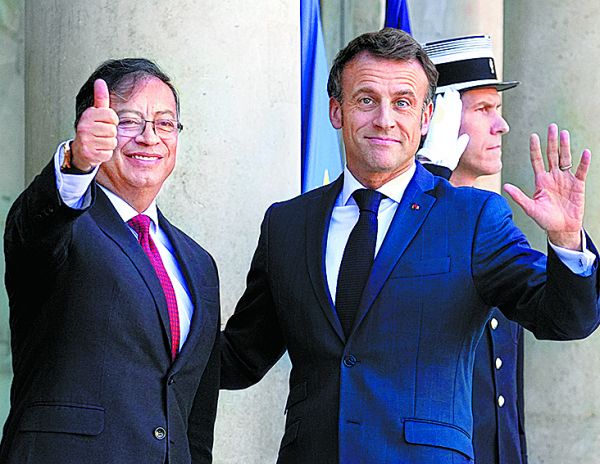 Los presidentes de Colombia y Francia ayer en París. AP