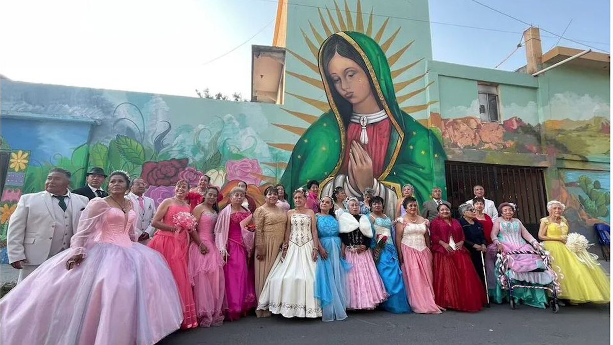 ¡Les cumplen su sueño! 24 adultas mayores festejan sus XV años en Iztapalapa