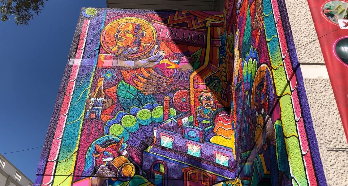 El mural está ubicado en uno de los costados de lo que fuera una fábrica de cerveza.