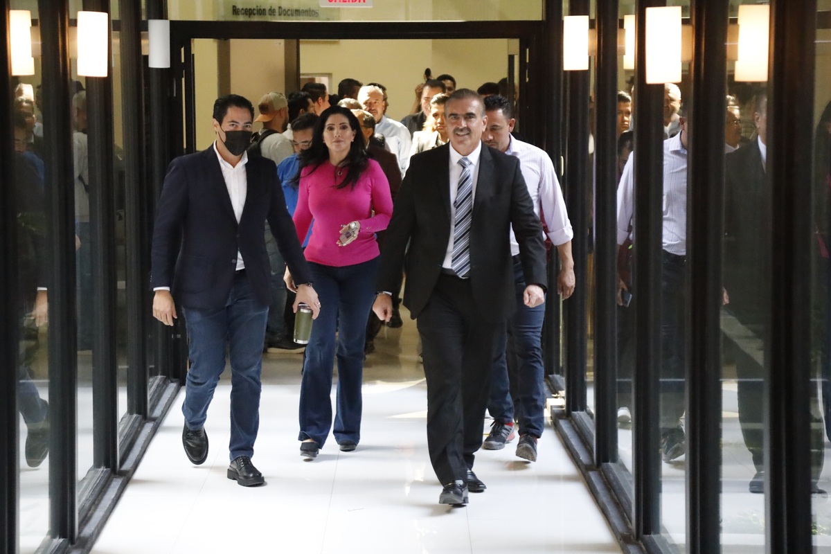 Los presidentes municipales acudieron al Congreso para fijar su postura por las retenciones del estado. Jorge López