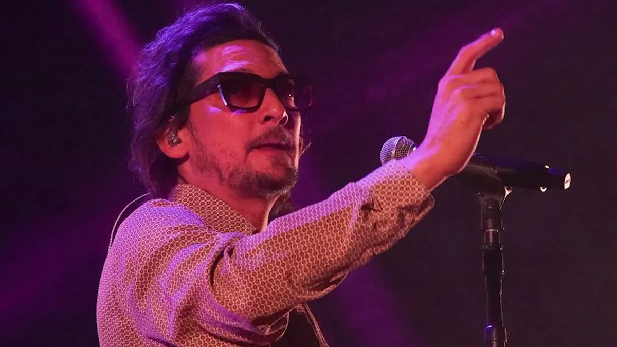 Zoé homenajea en concierto hermanas que murieron tras caer a coladera