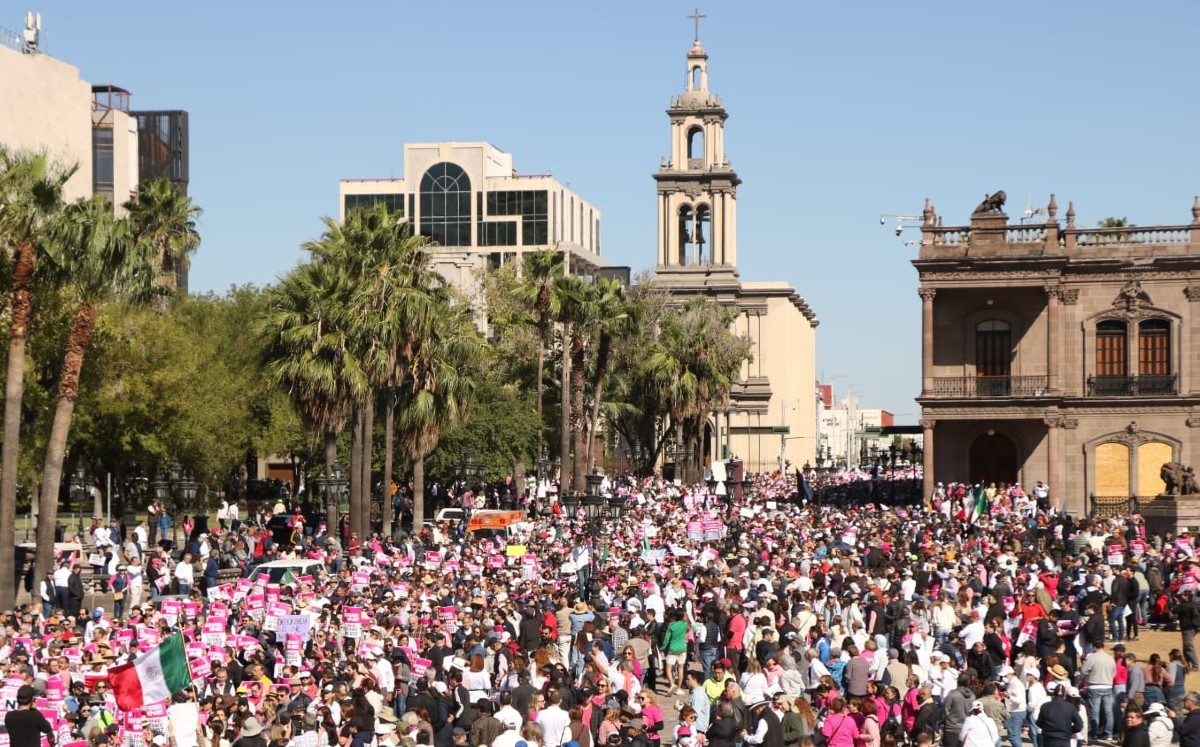 Ciudadanos y políticos marchan esta mañana por el Centro de Monterrey. Foto: Raúl Palacios