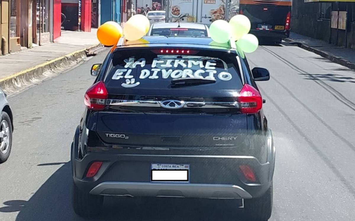 "Ya firmé el divorcio", escribe hombre en su automóvil (Especial).