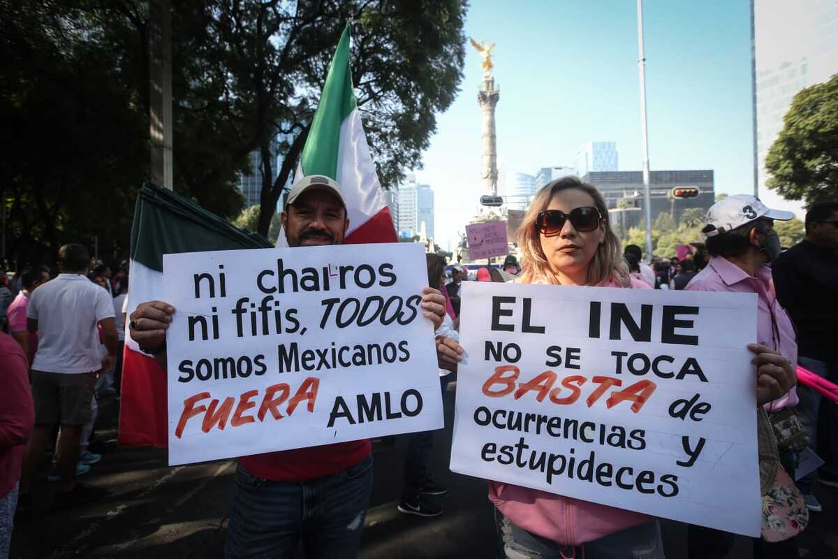 "El INE no se toca", dicen carteles de manifestantes | Araceli López