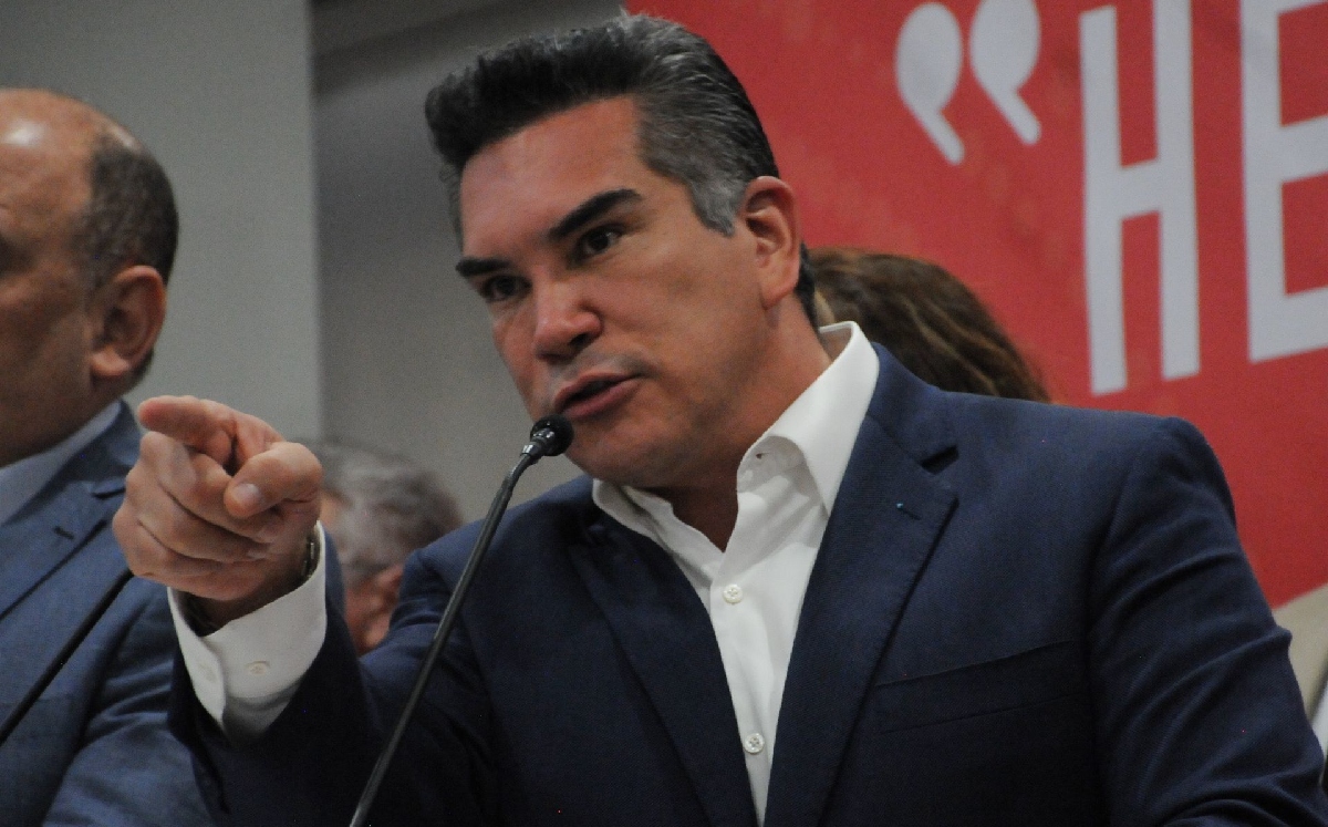 Alito Moreno, presidente del PRI, responde a la prensa en una conferencia. | Cuartoscuro