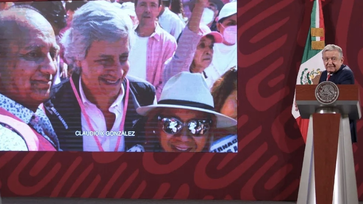 AMLO exhibe a “cartelera de demócratas” durante marcha