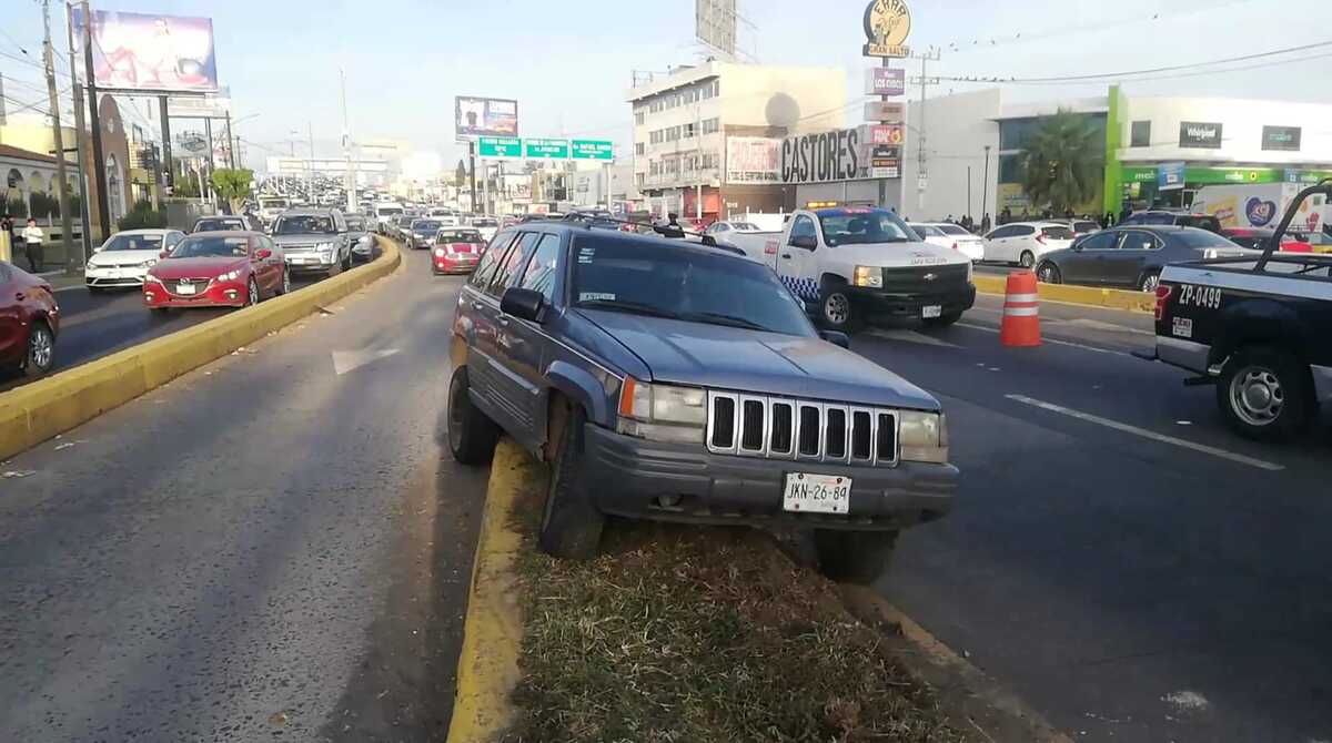 Auto del hombre atropellado quedó sobre cola de caimán en Zapopan (Juan Carlos Munguía)