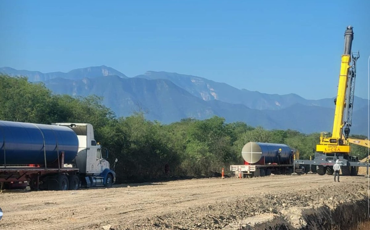 Los ductos gigantes arribaron al tramo para su instalación. Foto: Especial