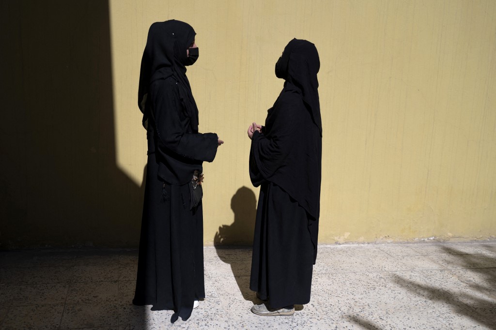 El anuncio se da después de endurecer la restricciones contra las mujeres. (AFP)