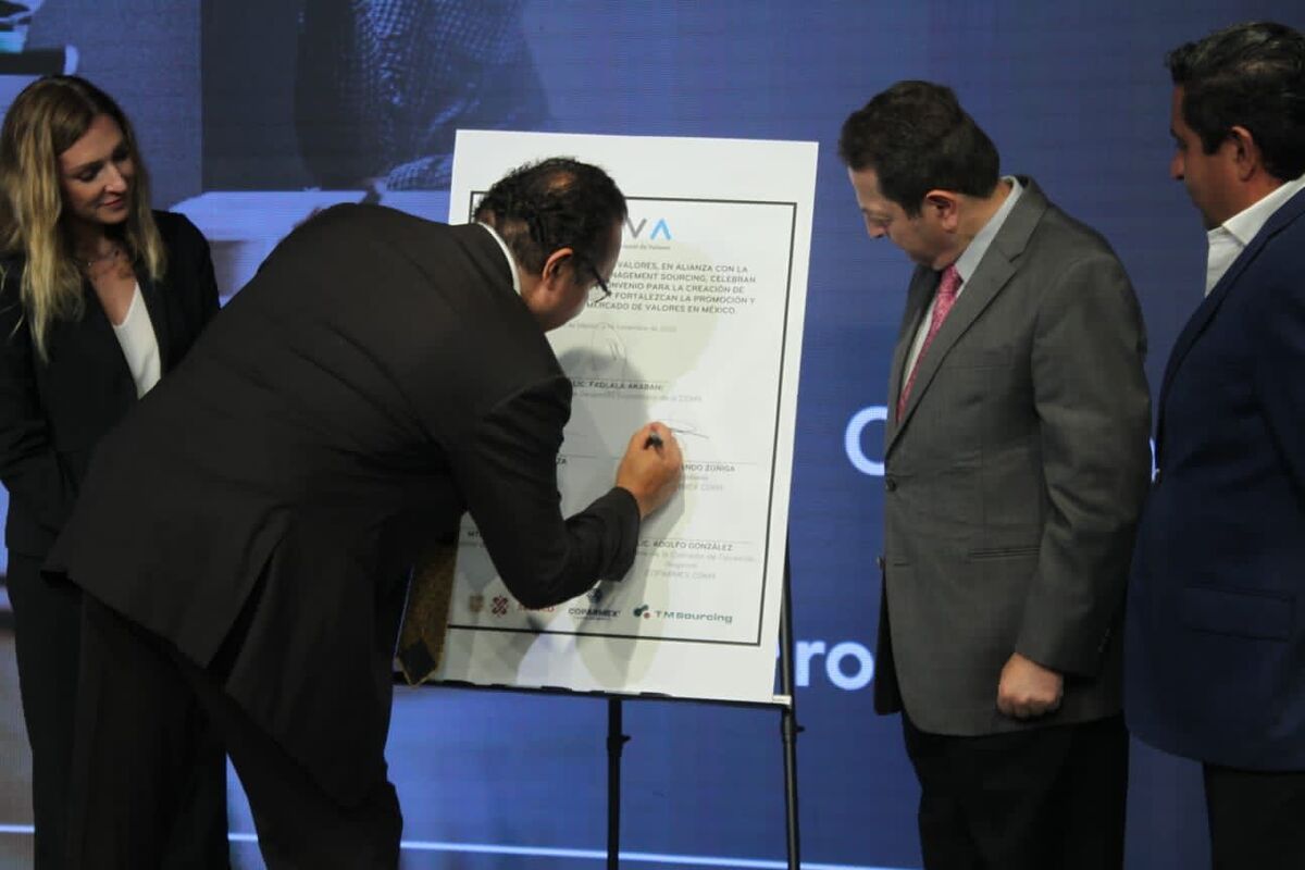 Firma del convenio de colaboración. (Foto: Especial)