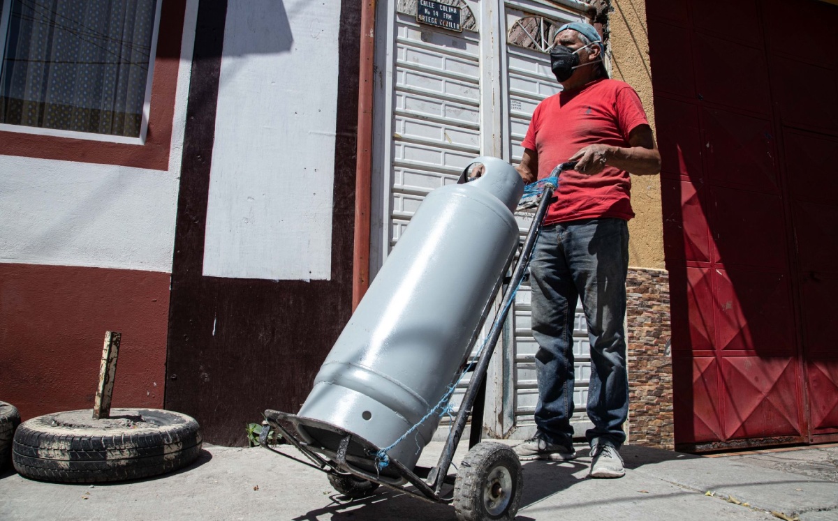 Un hombre con un diablito sale de su domicilio a cargar su tanque de gas LP. Foto: (Cuartoscuro)