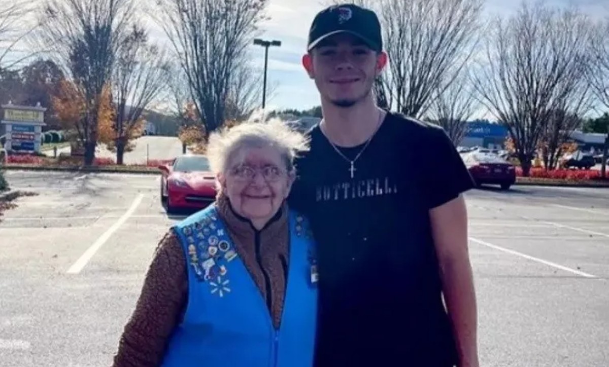 Joven busca que abuelita que trabaja en Walmart se jubile al recaudar más de 3 millones de pesos con donaciones | ESPECIAL