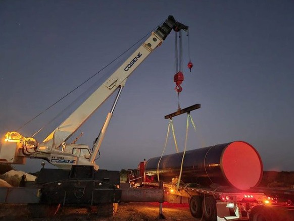 La tubería gigante fue trasladada durante el día. Foto: Especial