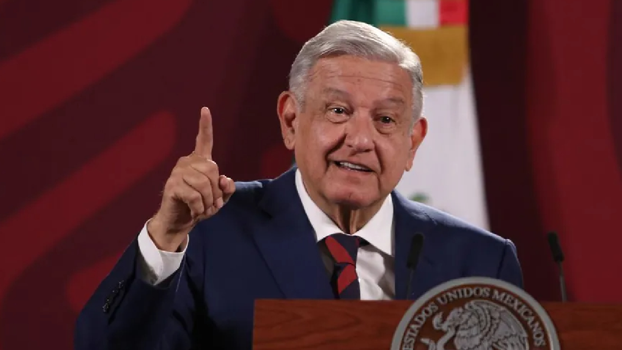 "La maestra Elba Esther no se da baños de pureza ante la hipocresía": AMLO