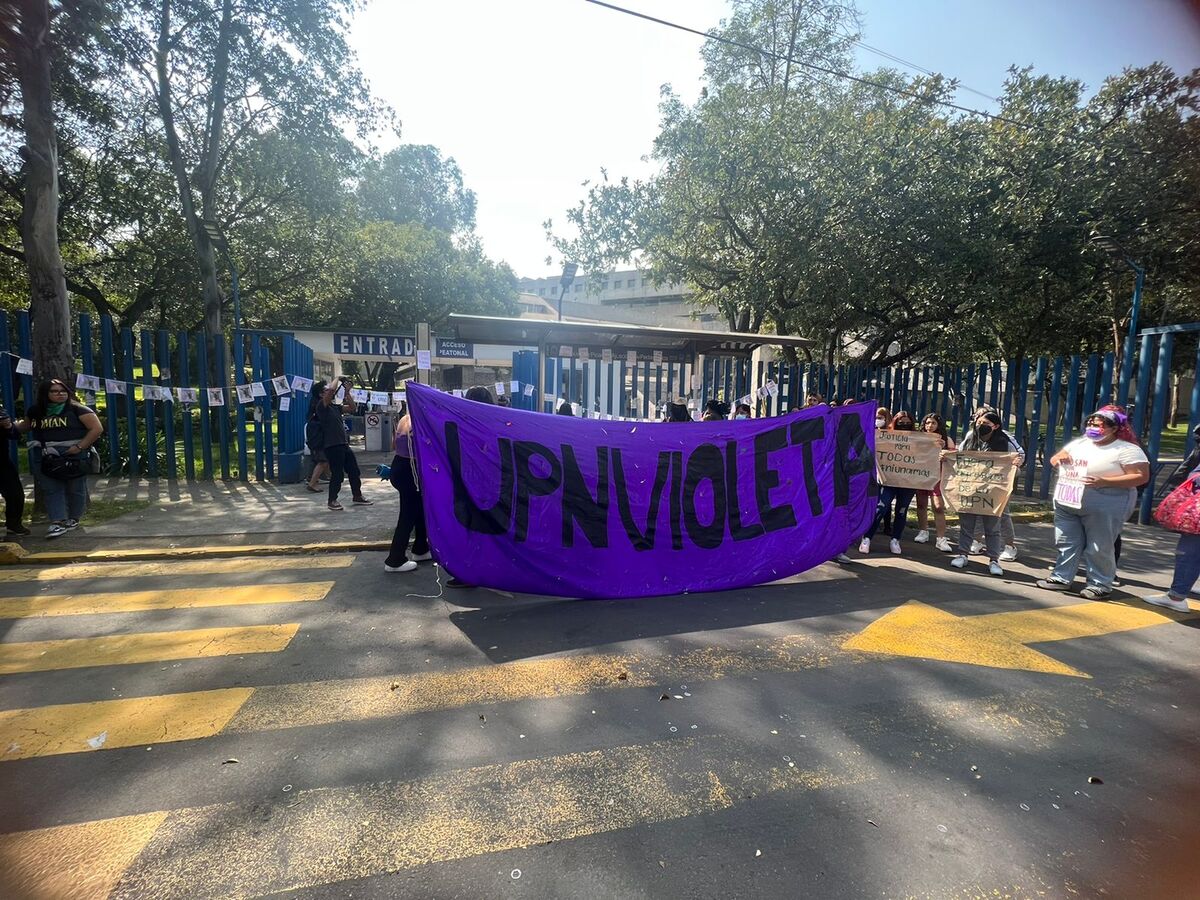 Las mujeres protestaron afuera de las instalaciones de la universidad. | César García