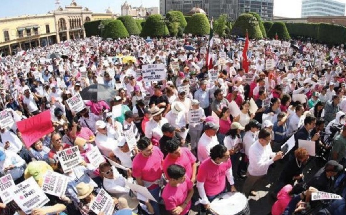 La plaza principal de León se llenó con los manifestantes. | Especial