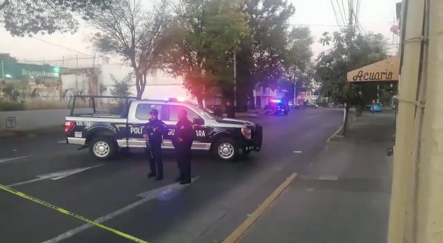 Policías resguardan lugar donde ciclista murió atropellado en Guadalajara (Juan Carlos Munguía)