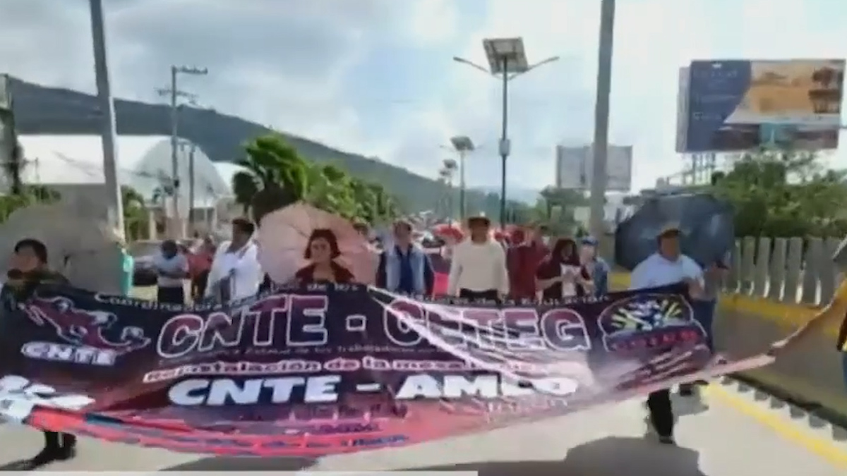Profesores de la CETEG protestan en la Autopista del Sol