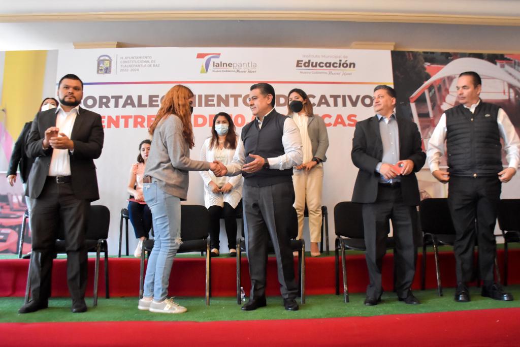 Estudiantes agradecen apoyo económico al alcalde, el cual usarán como un recurso para enfrentar sus gastos escolares
