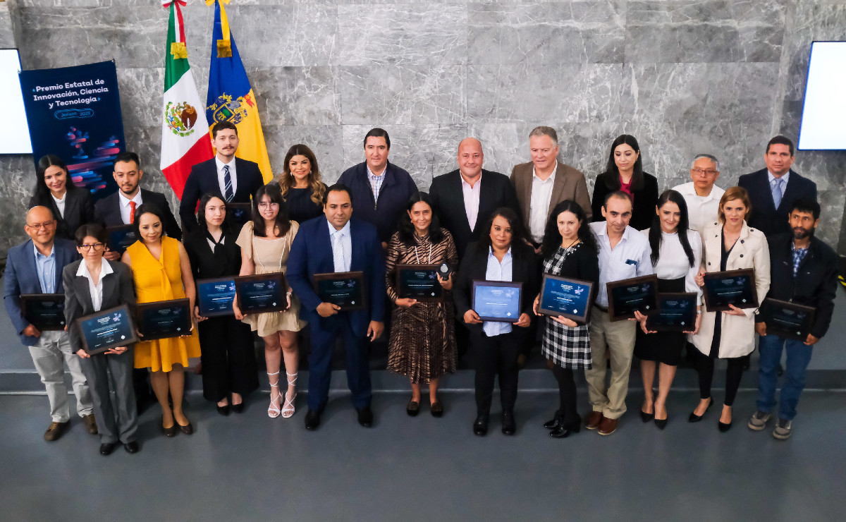 El gobernador Enrique Alfaro Ramírez hizo entrega de los galardones a científicos e investigadores (Cortesía)
