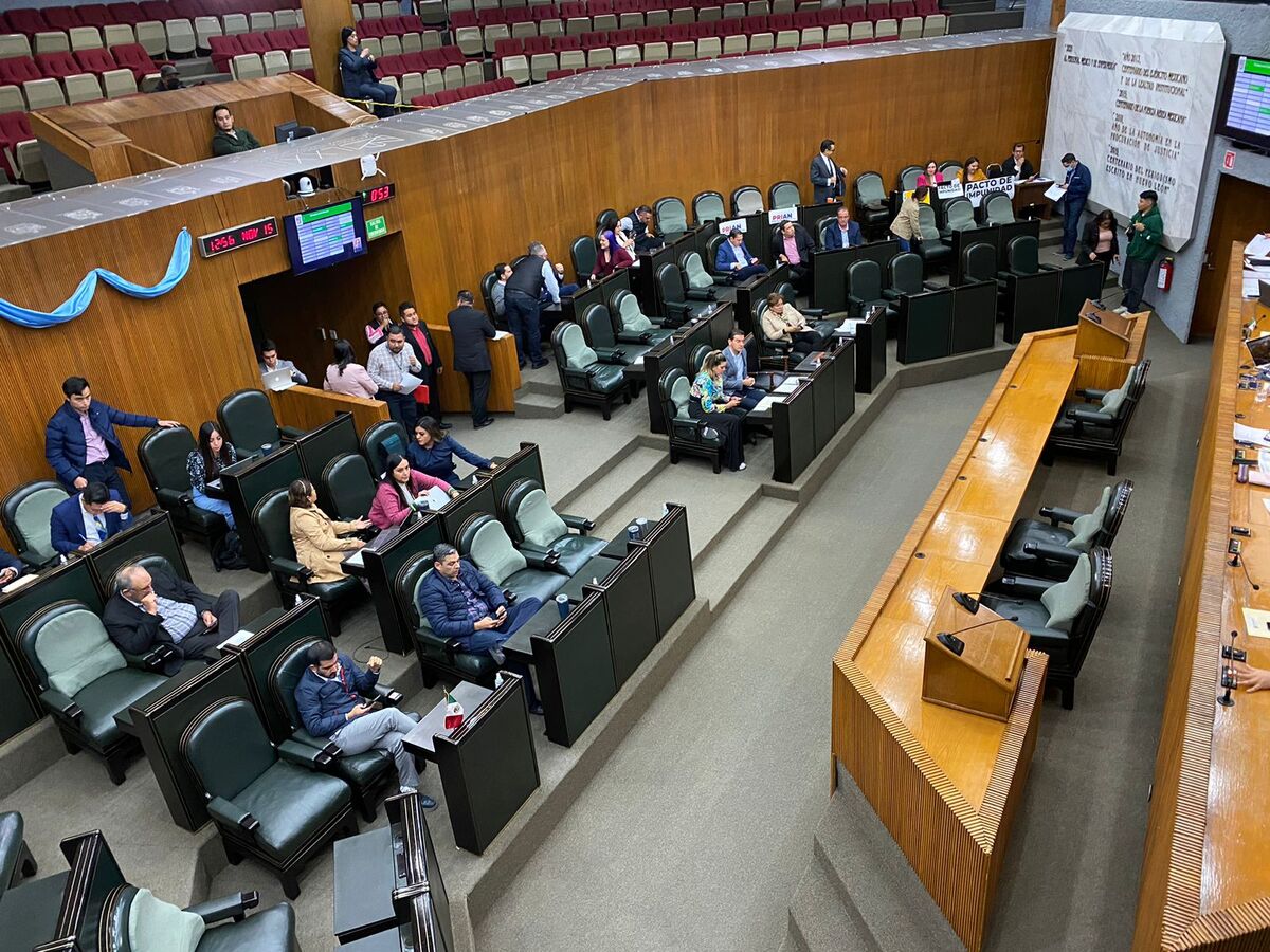 El Pleno del Congreso local aprobó  que las parejas heterosexuales o de la comunidad LGBT que se casen podrán decidir el orden de los apellidos