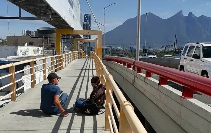 Policía dialoga con joven que intentó suicidarse en NL. Foto: Especial