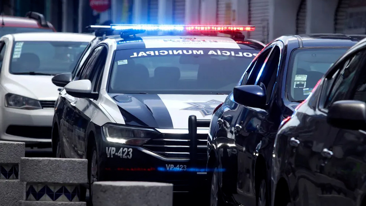 Mujer se lanza de combi en movimiento en Puebla