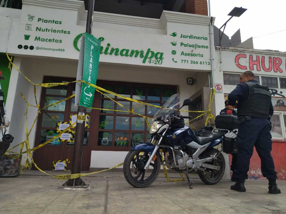Policías resguardan el Chinampa, local que permanece clausurado tras denuncia de venta de mariguana (Alejandro Reyes)