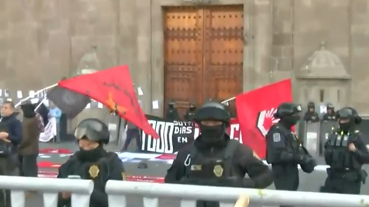 Protesta tras mil días de huelga de trabajadores en Palacio Nacional