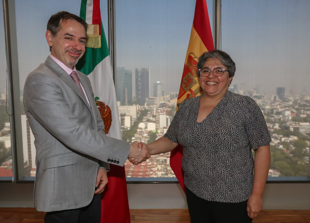 La secretaria de Economía, Raquel Buenrostro, y el embajador de España en México, Juan Duarte Cuadrado. (Especial)