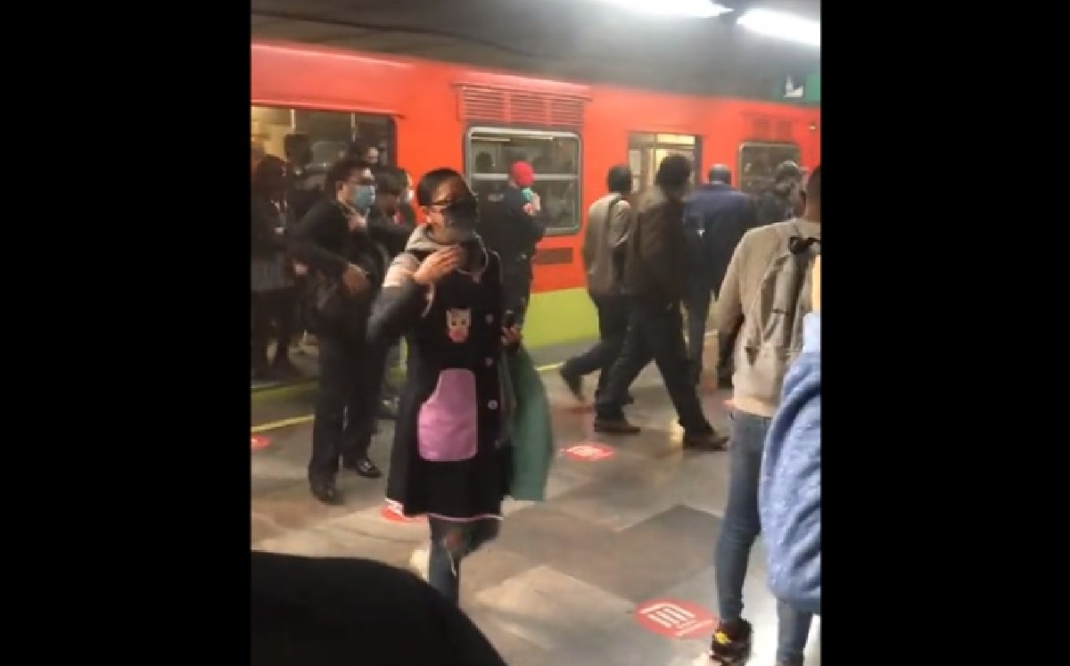 Los usuarios desalojaron el tren en la estación Santa Anita. | Twitter @_AnnaPalacios23