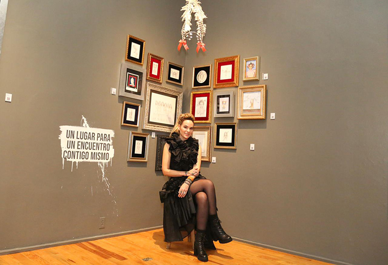 La exhibición está integrada por 39 obras, entre pinturas, dibujos, collages y una instalación de espejos. |Ariel Ojeda