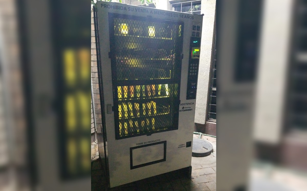 El hombre fue sorprendido forzando una máquina expendedora de vapes. (Milenio Digital)